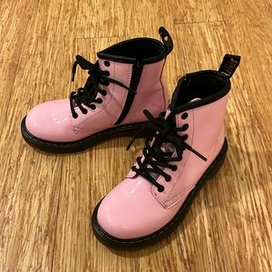 🌷Dr. Martens 🌷 like new condition, JUNIOR 1460
PATENT LEATHER LACE UP BOOTS